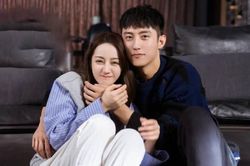 Mặc tin đồn tình cảm, Địch Lệ Nhiệt Ba - Hoàng Cảnh Du đứng chung trên sân khấu Gala mừng xuân?