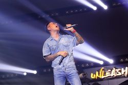 Tuấn Hưng giành chỗ của DJ, tự chỉnh nhạc cho mình trên sân khấu