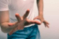 Phù rể say xỉn sàm sỡ cô dâu, lời biện minh sau đó rất khó chấp nhận