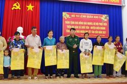 Trao quà Tết của Quân khu 5 cho đồng bào nghèo xã Suối Tiên