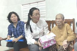 Trao quà chúc thọ của Chủ tịch nước cho 4 người 100 tuổi tiêu biểu ở Ninh Hòa