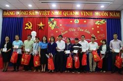 Tặng 136 suất quà cho nhà giáo, người lao động có hoàn cảnh khó khăn