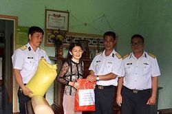 Lữ đoàn 975 thăm, tặng quà các gia đình chính sách, hộ nghèo huyện Cam Lâm