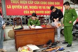 Người dân giao nộp băng đạn súng AK và nhiều pháo hình lựu đạn