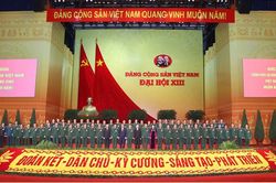 Các đại biểu thảo luận các văn kiện Ðại hội