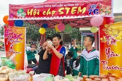 Rộn ràng hội chợ nghĩa tình của học sinh Hà Tĩnh