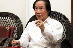 'Đua nhau làm sân bay làm gì, khi học sinh vẫn phải trèo đèo lội suối đi học?'