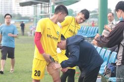 Phan Văn Đức băng đùi trong buổi tập đầu tiên của SLNA tại Sài Gòn
