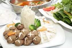 Không thể bỏ qua món lẩu nấm thơm ngon cho ngày Tết thơm tròn vị