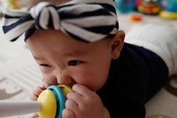 Trẻ hay ngậm đồ vật không phải là tật xấu, cha mẹ làm đúng cách con sẽ cực thông minh