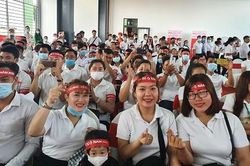 Hàng trăm bạn trẻ tham gia ngày hội hiến máu 'Chủ nhật đỏ'