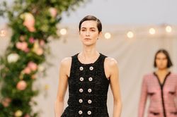 Chanel Xuân Hè 2021 ngọt ngào và lộng lẫy như một áng mây mùa hạ