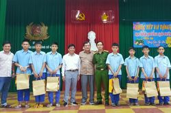 Tặng quà trẻ em tại Trường Giáo dưỡng số 4