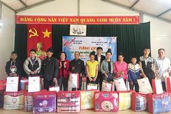 Thăm tặng quà các hộ bị ảnh hưởng do rét đậm, rét hại