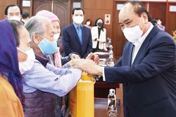 Tổ quốc giờ phút như đang long lanh