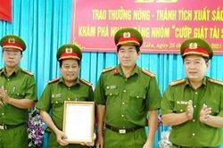 Thưởng nóng Công an huyện phá băng nhóm gây ra 27 vụ cướp giật