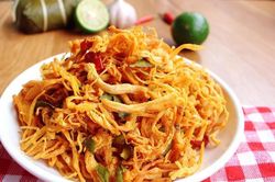 Cách làm khô gà lá chanh cực đơn giản nhâm nhi ngày Tết