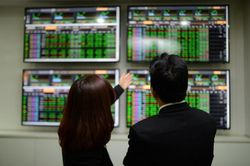 Bất ngờ có lực 'kéo' trụ, VN-Index bật tăng mạnh mẽ