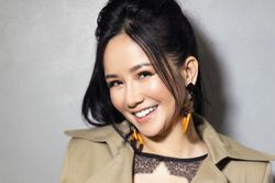 Diva Hồng Nhung gợi cảm mừng đàn em ra mắt BST mới