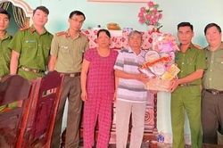 Thăm và tặng quà gia đình nguyên Phó trưởng Công an xã hy sinh