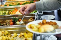 Nhìn cử chỉ nho nhỏ trong bàn ăn buffet của chị sếp đoán người này sẽ rất thành công vì biết cách thu phục lòng người