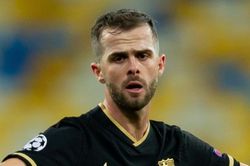 Tình thế kỳ lạ của Pjanic ở Barca