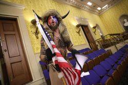Người mang sừng ở Điện Capitol đề nghị làm chứng chống lại ông Trump