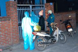 500 cán bộ, bác sĩ và sinh viên trắng đêm lấy mẫu xét nghiệm 5 nghìn người Đông Triều