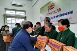 Báo Tiền Phong tặng quà tết cho cựu thanh niên xung phong gặp khó khăn tỉnh Hòa Bình