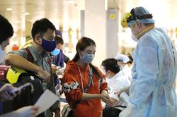 TPHCM lấy mẫu xét nghiệm toàn bộ nhân viên sân bay Tân Sơn Nhất