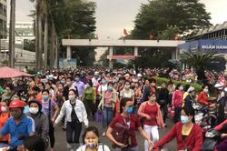 Dịch COVID-19 trở lại, TPHCM có hơn 270.000 công nhân không về quê ăn Tết