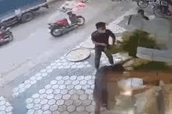 Côn đồ tạt mắm tôm, đâm người giữa chợ