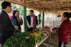 Phụ huynh vùng biên ở Nghệ An góp nông sản, bán làm quỹ hội