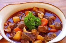 Hầm thịt bò chỉ cần nhớ 3 mẹo này đảm bảo thịt mềm tơi, đậm vị