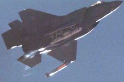 Cận cảnh màn ném bom hạt nhân siêu thanh của 'chim sắt' F-35