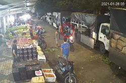 Clip hai tên côn đồ mang vòng hoa, tiền âm phủ tới ném vào nhà con nợ ở Đồng Nai