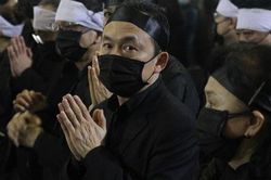 Nhạc sĩ Quốc Trung: 'Con lại cầm tay bố, nghe tiếng trái tim của bố mờ dần như tiếng bước chân khi bố đi xa. Chào bố!'