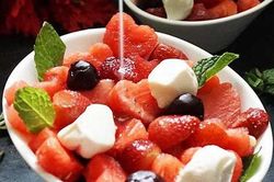 Đang mùa dâu tây, chị em tranh thủ hốt liền vài kg về làm salad: Vừa ngon hết sảy lại tuyệt đối 'heo-thì'