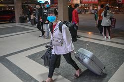 Hàng trăm sinh viên ra bến xe về quê ăn Tết sớm