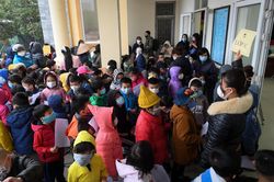 Hơn 1.000 học sinh chen chúc xếp hàng xét nghiệm Covid-19