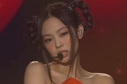 Jennie (BlackPink) hóa thân thành cô gái Trung Quốc