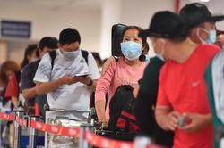 Sân bay Tân Sơn Nhất tấp nập hành khách về quê sớm