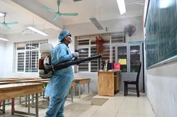 Đóng cửa, lấy Trường Tiểu học Xuân Phương làm nơi cách ly cho cô giáo và 36 học sinh