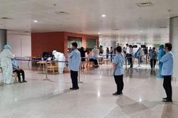 Tổ chức lấy mẫu xét nghiệm COVID -19 nhân viên sân bay Tân Sơn Nhất