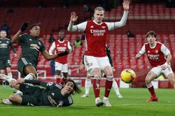 Cavani phung phí cơ hội, MU chia điểm Arsenal