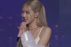Ngạc nhiên chưa, Rosé mang hẳn áo phao lên sân khấu mà vẫn được khen đẹp