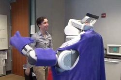Robot biết ôm người, động viên tinh thần