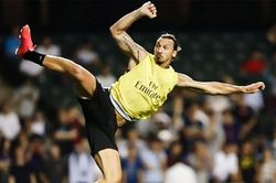 Ibrahimovic ghi bàn bằng cú bay người trên sân tập