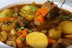 Món bò hầm nóng hổi cho bàn ăn ngày Tết