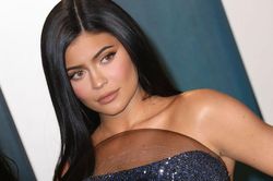 Kylie Jenner bị chỉ trích vì đưa con đi du lịch giữa thời dịch